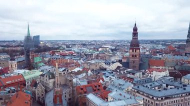 Riga Eski Şehir Çatıları, Letonya 4K Hava Görüntüsü