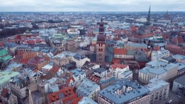 Riga Eski Şehir Çatıları, Letonya 4K Hava Görüntüsü