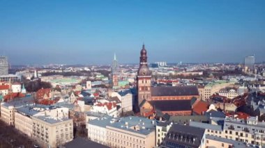 Riga Eski Şehir Çatıları, Letonya 4K Hava Görüntüsü
