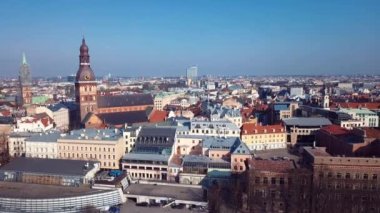 Riga Eski Şehir Çatıları, Letonya 4K Hava Görüntüsü