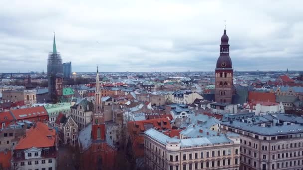 Filmaufnahme Luftaufnahme Der Dächer Der Rigaer Altstadt Lettland — Stockvideo