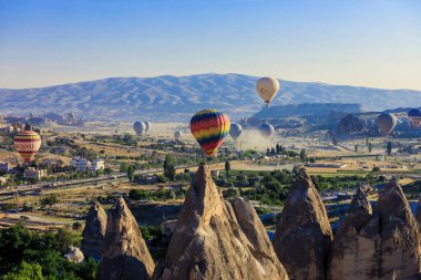 Kapadokya, Türkiye - 22 Nisan 2021: Türk Dağlarında Parlak ve Renkli Balonlar