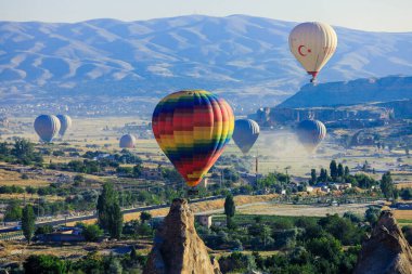 Kapadokya, Türkiye - 22 Nisan 2021: Türk Dağlarında Parlak ve Renkli Balonlar