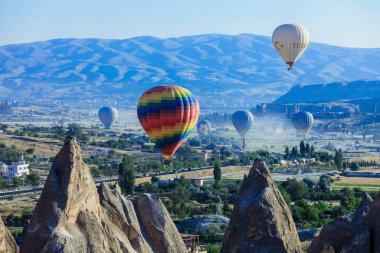 Kapadokya, Türkiye - 22 Nisan 2021: Türk Dağlarında Parlak ve Renkli Balonlar