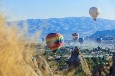 Kapadokya, Türkiye - 22 Nisan 2021: Türk Dağlarında Parlak ve Renkli Balonlar