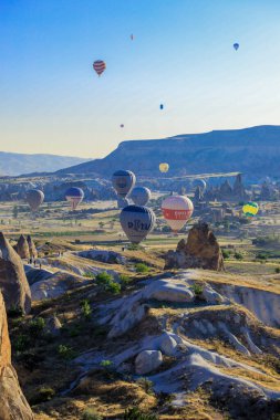 Kapadokya, Türkiye - 22 Nisan 2021: Türk Dağlarında Parlak ve Renkli Balonlar