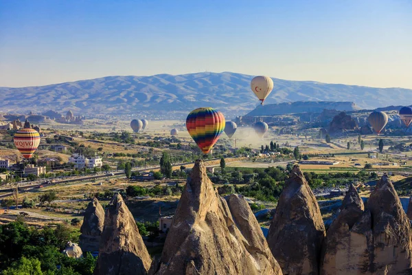 Kapadocja Turcja Kwietnia 2021 Jasne Kolorowe Balony Górach Tureckich — Zdjęcie stockowe