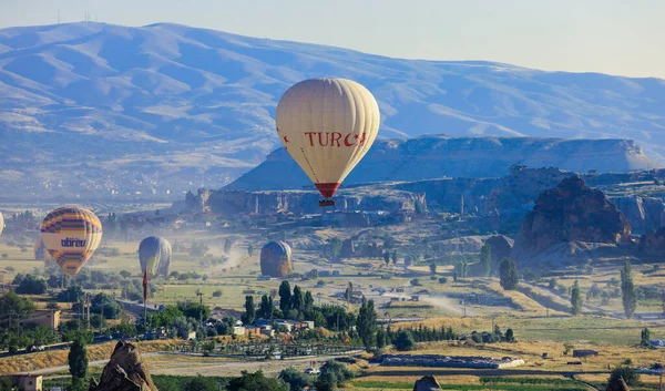 土耳其卡帕多西亚 2021年4月22日 土耳其山区明亮多彩的气球 — 图库照片