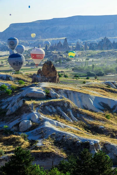 Καππαδοκία Τουρκία Απριλίου 2021 Λαμπερά Και Πολύχρωμα Μπαλόνια Στα Τουρκικά — Φωτογραφία Αρχείου