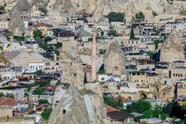 Kapadokya, Türkiye - 25 Nisan 2021: Eski Türk Kent Sokakları ve Panorama 'sına Güzel Bakış 