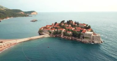 Karadağ 'ın Adriyatik kıyısındaki Saint Stephen (Sveti Stefan) adasına 4K Hava Görüntüsü