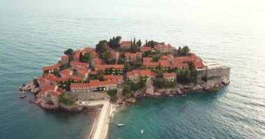 Karadağ 'ın Adriyatik kıyısındaki Saint Stephen (Sveti Stefan) adasına 4K Hava Görüntüsü