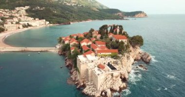 Karadağ 'ın Adriyatik kıyısındaki Saint Stephen (Sveti Stefan) adasına 4K Hava Görüntüsü