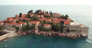 Karadağ 'ın Adriyatik kıyısındaki Saint Stephen (Sveti Stefan) adasına 4K Hava Görüntüsü