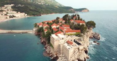 Karadağ 'ın Adriyatik kıyısındaki Saint Stephen (Sveti Stefan) adasına 4K Hava Görüntüsü