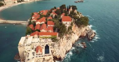 Karadağ 'ın Adriyatik kıyısındaki Saint Stephen (Sveti Stefan) adasına 4K Hava Görüntüsü