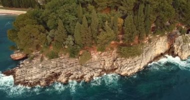 Karadağ 'ın Adriyatik kıyısındaki Saint Stephen (Sveti Stefan) adasına 4K Hava Görüntüsü