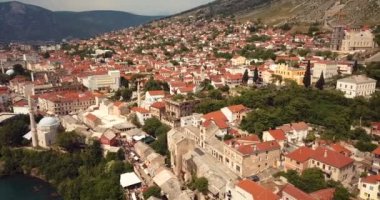 Bosna-Hersek 'in başkenti Neretva üzerinden Mostar' daki Eski Köprü 'ye (Stari Most) 4K Hava Görüntüsü 