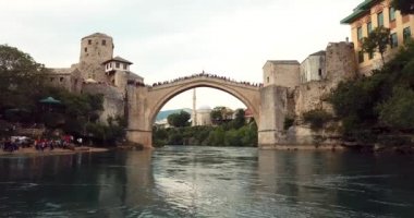 Bosna-Hersek 'in başkenti Neretva üzerinden Mostar' daki Eski Köprü 'ye (Stari Most) 4K Hava Görüntüsü 