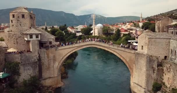 K映像ネレトヴァ川 ボスニア ヘルツェゴビナ経由でモスタルの旧橋 スタリ最も への空中ビュー — ストック動画