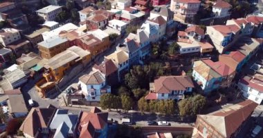 4K Havacılık Panoramik Görünümü Valparaso, Şili 'deki Parlak ve Renkli Binalar