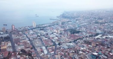4K Havacılık Panoramik Görünümü Valparaso, Şili 'deki Parlak ve Renkli Binalar