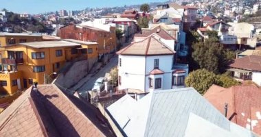 4K Havacılık Panoramik Görünümü Valparaso, Şili 'deki Parlak ve Renkli Binalar