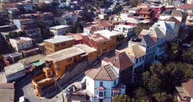 4K Havacılık Panoramik Görünümü Valparaso, Şili 'deki Parlak ve Renkli Binalar