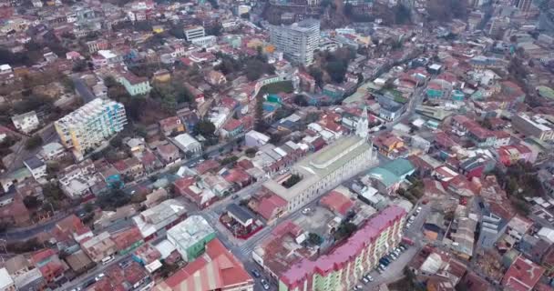 K映像チリ バルパソの明るくカラフルな建物への空中パノラマビュー — ストック動画