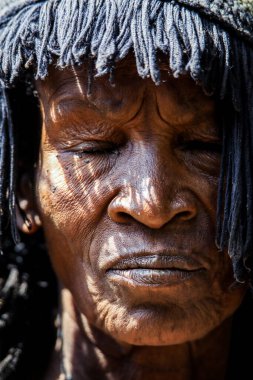 Jinka, Etiyopya - 21 Kasım 2020: Ulusal Elbiseli Konso Yaşlı Kadın portresi, Omo Vadisi Nehri