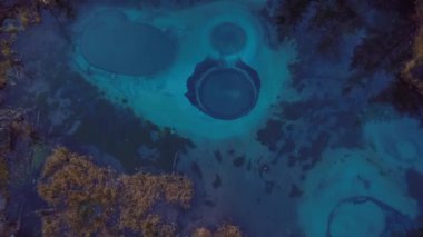 Rusya 'nın Altai Dağları' ndaki Aktash köyü yakınlarında Geyser Gölü ve Güz Ormanı 'nın 4K Hava Görüntüsü
