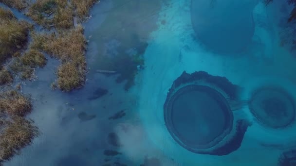 Повітряні Кадри Відео Осіннього Лісу Озера Гейзер Чистою Блакитною Водою — стокове відео