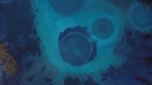 Luftaufnahmen Des Herbstwaldes Und Des Geysirsees Mit Klarem Blauem Wasser — Stockvideo