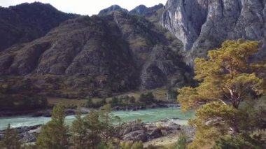 Rusya 'nın Altai Dağları' ndaki Kimyasal Yol üzerindeki Sonbahar Manzaraları ve Dağ Nehrinin 4K Hava Görüntüsü