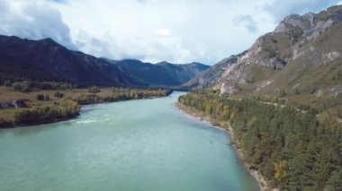 Rusya 'nın Altai Dağları' ndaki Kimyasal Yol üzerindeki Sonbahar Manzaraları ve Dağ Nehrinin 4K Hava Görüntüsü