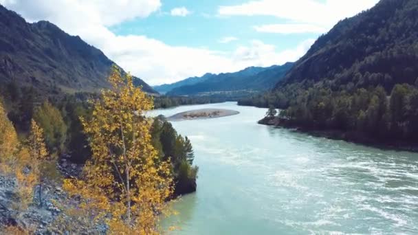 Vídeo Imágenes Aéreas Los Paisajes Otoñales Río Montaña Tracto Químico — Vídeo de stock