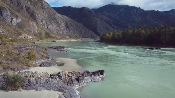 4K俄罗斯阿尔泰山脉化学线上的秋季景观和山地河流的航拍录像 — 图库视频影像
