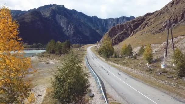 Wideo Lotu Ptaka Jesiennych Krajobrazów Górskiej Rzeki Szlaku Chemicznym Górach — Wideo stockowe