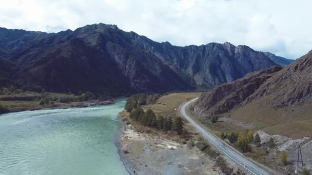 Vídeo Imágenes Aéreas Los Paisajes Otoñales Río Montaña Tracto Químico — Vídeos de Stock