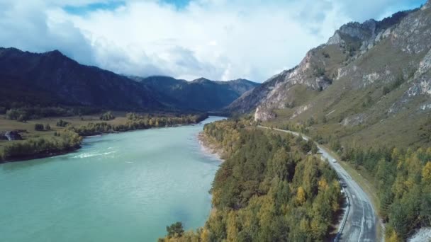 4K俄罗斯阿尔泰山脉化学线上的秋季景观和山地河流的航拍录像 — 图库视频影像