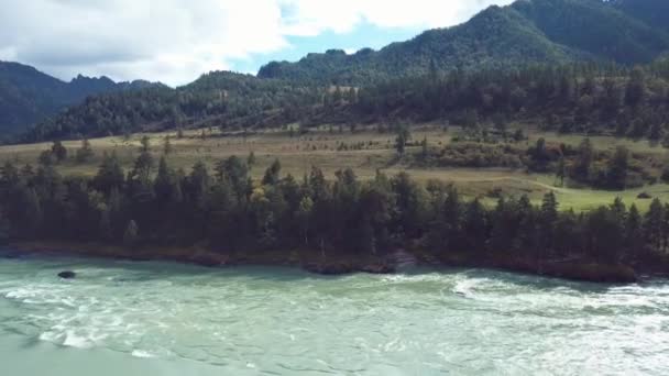 Vídeo Imágenes Aéreas Los Paisajes Otoñales Río Montaña Tracto Químico — Vídeo de stock