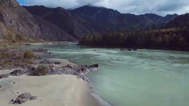 Vídeo Imágenes Aéreas Los Paisajes Otoñales Río Montaña Tracto Químico — Vídeos de Stock