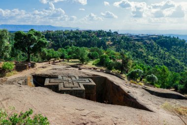 Saint George Kilisesi 'nin ana görüntüsü, Etiyopya, Lalibela' nın kayalık tepelerinde oyulmuş birçok kiliseden biri.