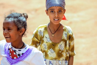 Lalibela, Etiyopya - 23 Kasım 2020: Etiyopya 'nın en kutsal şehirlerinden birinin sokaklarındaki mutlu Afrikalı Çocuklar