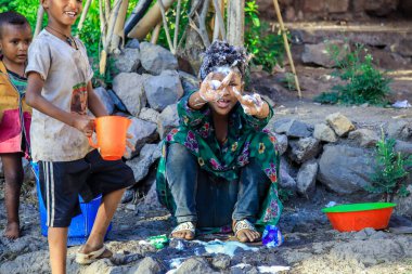 Lalibela, Etiyopya - 23 Kasım 2020: Etiyopya 'nın en kutsal şehirlerinden birinin sokaklarındaki mutlu Afrikalı Çocuklar