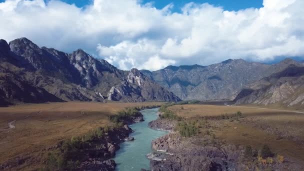 Vídeo Imágenes Aéreas Los Paisajes Otoñales Puente Sobre Río Katun — Vídeos de Stock