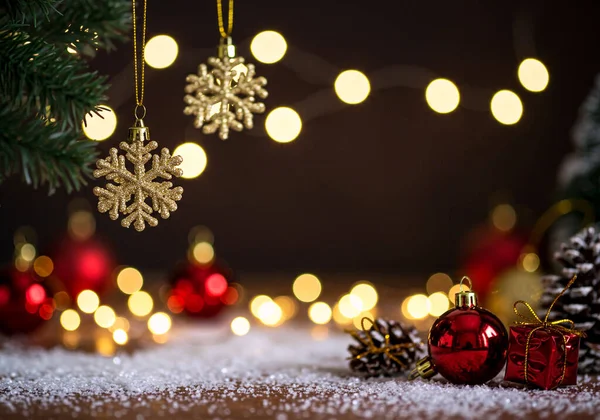 Ahşap arka planda köknar dalları ve koni ile noel süslemesi. Metnin için boşluk kopyala.