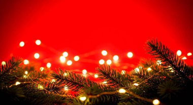 Kırmızı ışıkları olan Noel ağacı