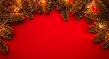 Kırmızı ve altın noel baloları, köknar ağacı dalları ve kırmızı arka planda altın toplar olan Noel arkaplanı..