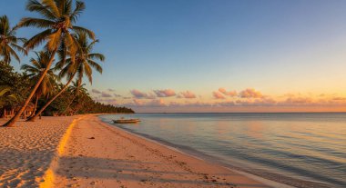 Denizin üzerinde güzel bir gün batımı